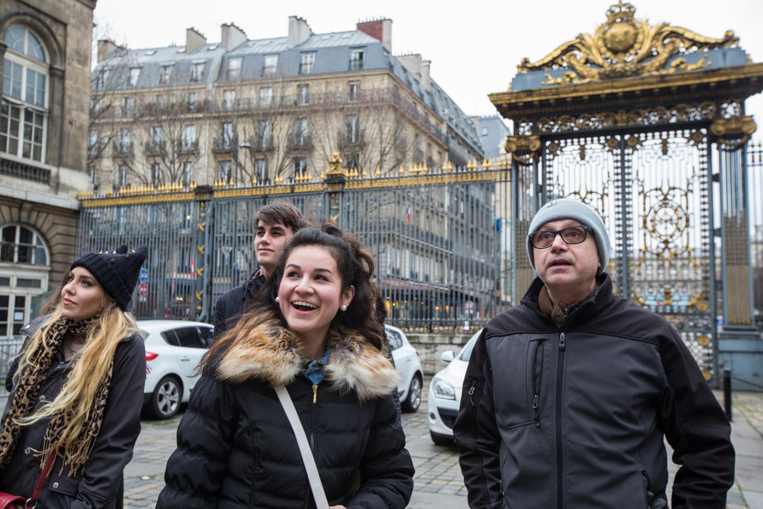 <a href='http://l5dd7.regutilities.com'>BETVLCTOR伟德登录</a> French Professor Pascal Rollet leads students on a study tour in Paris.